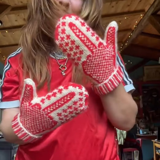 🔥LAST DAY 50% OFF - The "Naughty List" Mittens | Cozy Knit with a Hidden Attitude🖕✨